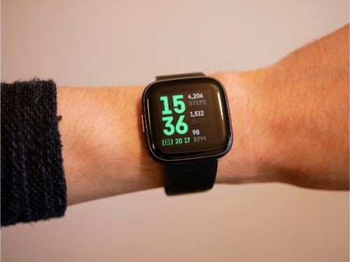 レビュー】常時表示に対応したFitbit Versa 2はApple Watchのライバル 